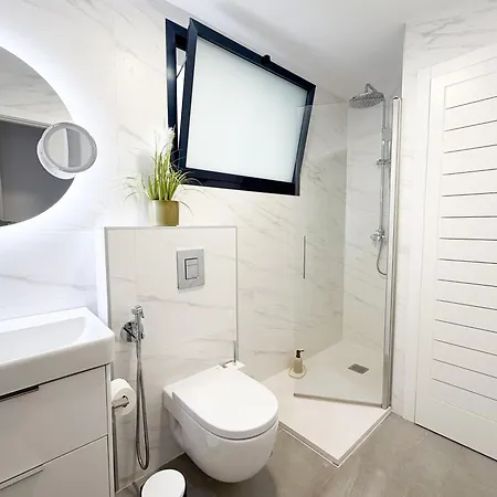 Acogedora Vivienda Con Parking En La Playa De Canteras